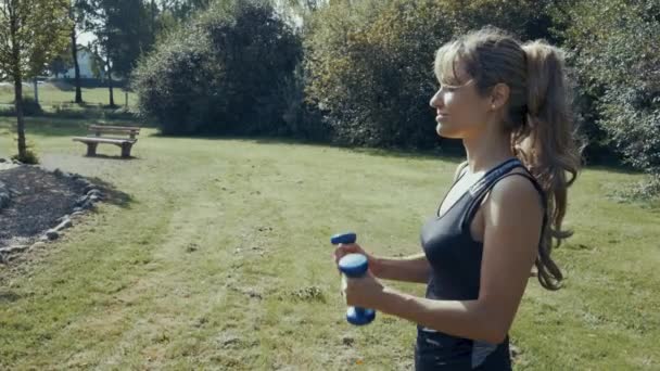 Disparo Jóvenes Hermosas Mujeres Haciendo Ejercicios Aire Libre Parque Amanecer — Vídeos de Stock