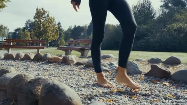 Tiro Jovens Mulheres Bonitas Andando Sem Sapatos Caminho Descalço Localizado — Vídeo de Stock