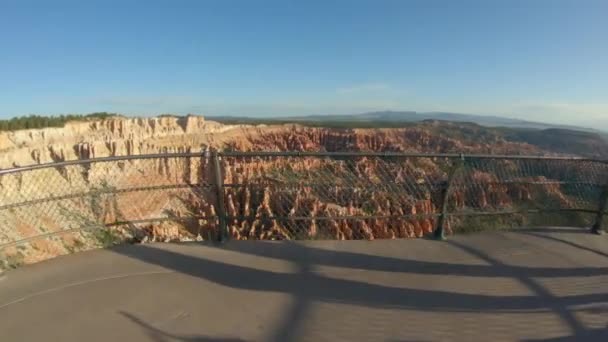 Bryce Noktası Nın Kıyısına Doğru Yürüyorum Kanyonu Işaret Ediyorum — Stok video
