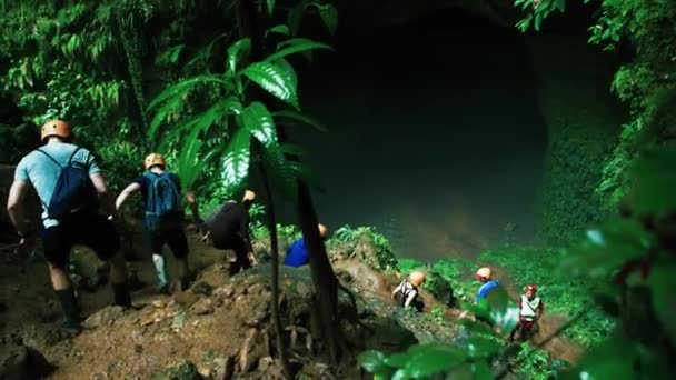 Folk Går Ner Grotta Indonesien — Stockvideo