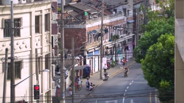 Scooters Rijden Door Een Straat Shanghai China — Stockvideo