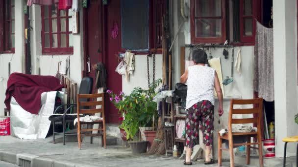 Yaşlı Bir Kadın Şangay Çin Caddesini Izliyor — Stok video