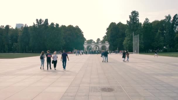 Folk Går Saki Garden Park Warszawa Sommaren 2018 — Stockvideo