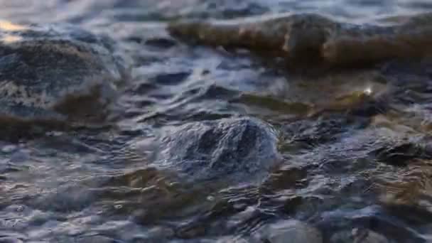 Agua Que Fluye Sobre Roca Cerca Orilla Del Lago Pangong — Vídeos de Stock