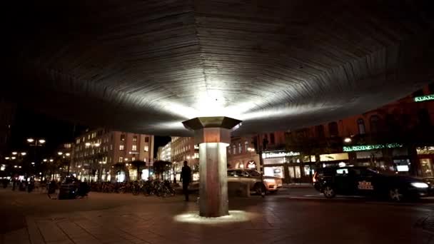 Panoramische Dolly Rond Svampen Bij Stureplan Stockholm Zweden Nachts — Stockvideo