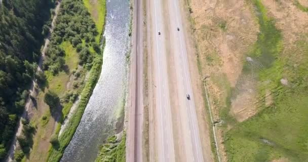 Arial Πλάνα Του Ποταμού Και Αυτοκινητόδρομο Τρέχει Δίπλα Δίπλα Στη — Αρχείο Βίντεο