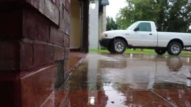Weißer Lkw Regen Mit Fokus Auf Die Regentropfen Die Den — Stockvideo