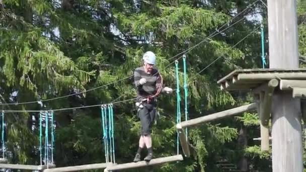 Över Inflygning Zip Linje — Stockvideo