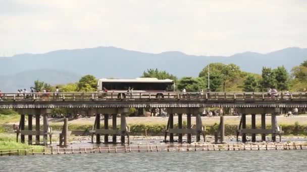 Ônibus Atravessando Movimentada Ponte Madeira Arashiyama Japão Câmara Lenta — Vídeo de Stock