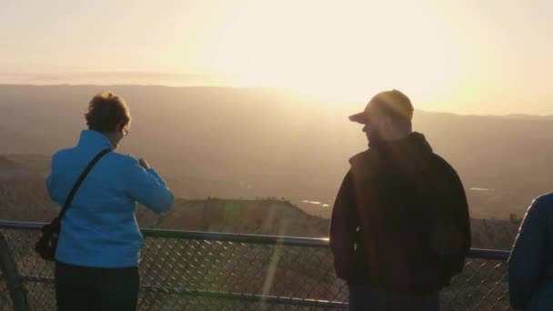 Turistas Mirando Hacia Bryce Canyon Amanecer Con Una Llamarada Sol — Vídeo de stock