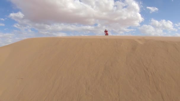 Homem Saltar Sobre Uma Grande Duna Areia Dourada — Vídeo de Stock