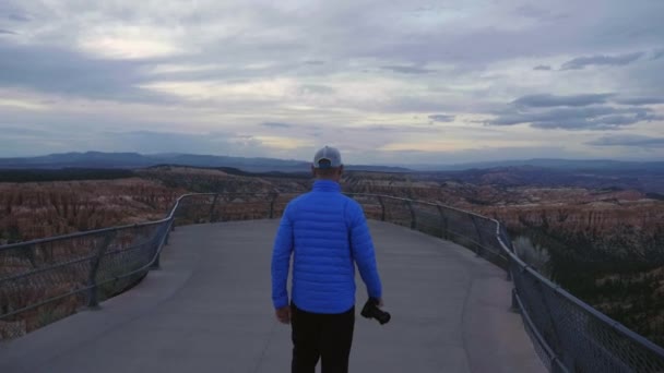 Fotógrafo Caminhando Até Final Vista Para Bryce Point Câmera Lenta — Vídeo de Stock