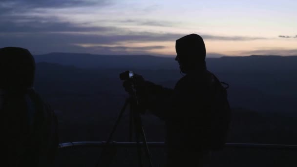 Silueta Fotógrafo Bryce Point Justo Antes Del Amanecer Cámara Lenta — Vídeos de Stock