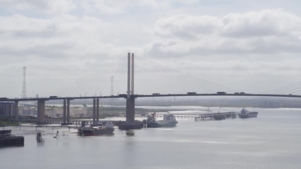 Camiões Que Atravessam Ponte Queen Elizabeth Travessia Rio Dartford Thurrock — Vídeo de Stock