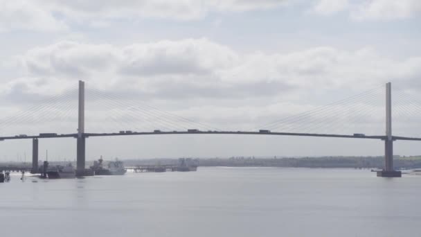 Drone Shot Των Φορτηγών Που Διασχίζουν Γέφυρα Queen Elizabeth Πέρασμα — Αρχείο Βίντεο