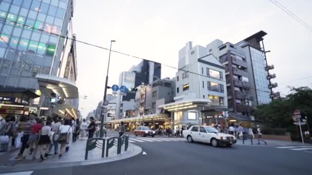 Concurrido Cruce Tráfico Que Atraviesa Distrito Comercial Osaka Japón — Vídeo de stock