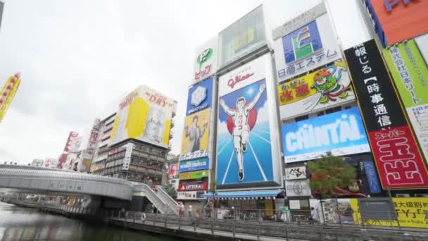 Berühmte Plakatwand Mit Der Touristen Einem Einkaufsviertel Von Osaka Japan — Stockvideo