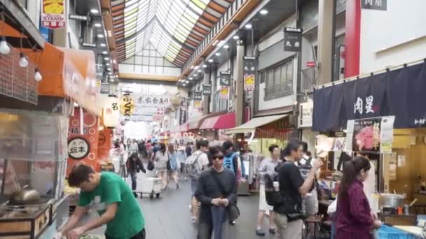 京都の伝統的な市場の中で忙しい食べ物通り日本 — ストック動画