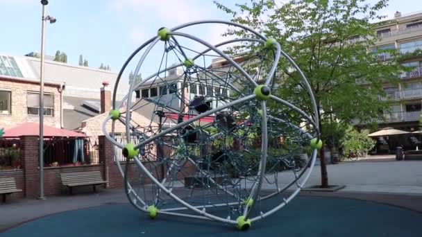 Parque Infantil Oslo Noruega Moderno Soporte Escalada Para Niños Suave — Vídeo de stock