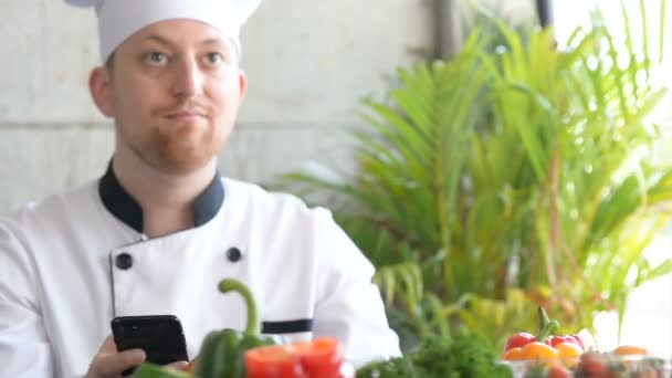 Chef Profesional Con Teléfono Inteligente Hablando Con Amigo Con Comida — Vídeo de stock