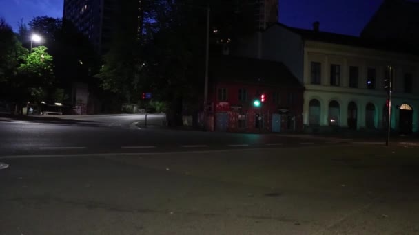 Semáforo Cruce Luz Roja Convierte Luz Verde Por Noche Conducción — Vídeos de Stock