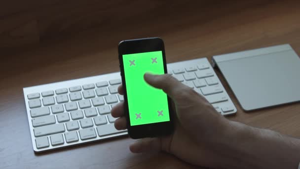 Använda Mobiltelefon Med Grön Skärm Ett Bord Med Tangentbord — Stockvideo