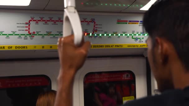 新加坡人站在新加坡地铁上 Sam Kresslein — 图库视频影像