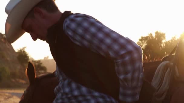 Cowboy Trekt Broek Aan Voor Hij Gaat Rijden — Stockvideo