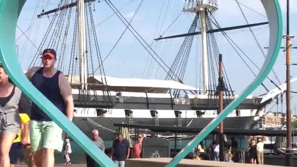 Baltimore Limanında Arka Planda Eski Bir Deniz Teknesi Olan Mavi — Stok video