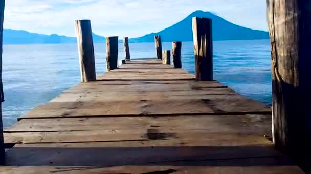Caminhando Ponte Vendo Paisagem Lago Amatitlan Belo Vulcão Dia Ensolarado — Vídeo de Stock