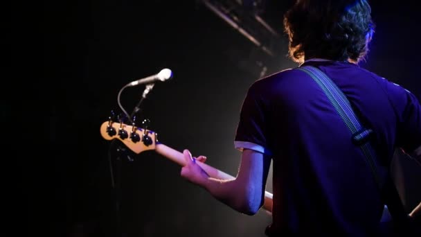 Hombre Tocando Guitarra Escenario Concierto — Vídeo de stock