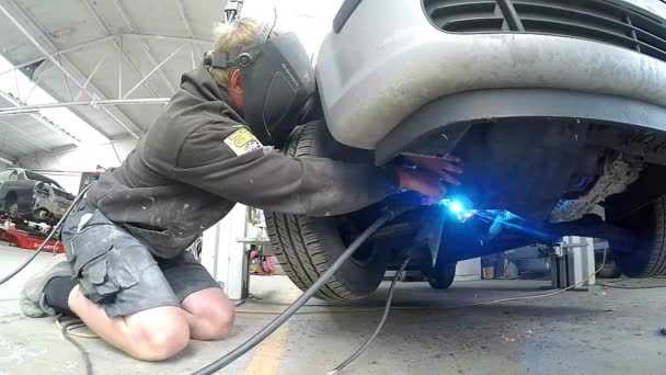 ガレージで車のシャーシを溶接 — ストック動画
