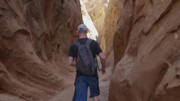 Young Man Wearing Hat Backpack Shirt Shorts Slot Canyon Southern — Stock Video