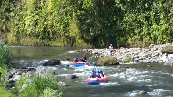 Gruppe Von Leuten Die Spaß Rafting Abenteuer Haben — Stockvideo