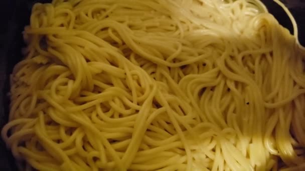 Cocinar Espaguetis Freír Pavo Molido — Vídeo de stock