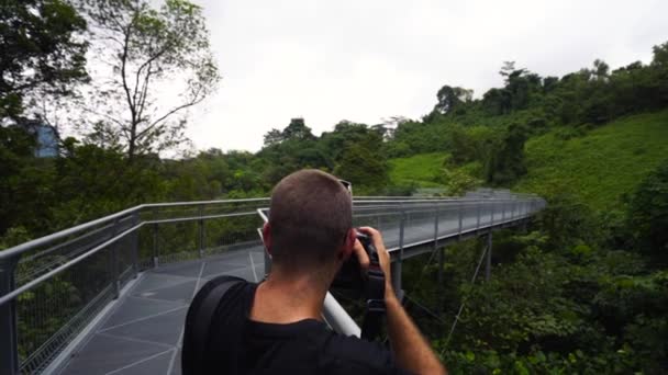 Fotógrafo Viagens Tira Fotos Selva Canopy Singapura Por Sam Kresslein — Vídeo de Stock