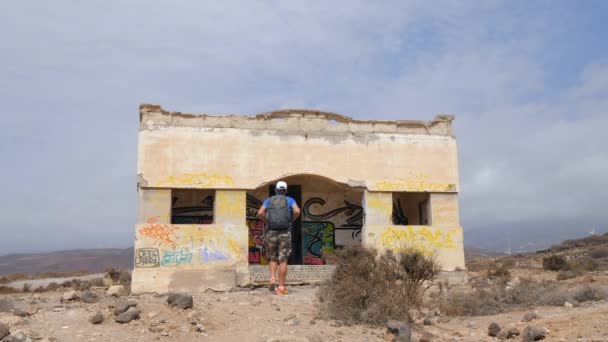 Backpacker Wchodzi Budynku Graffitis Starym Opuszczonym Niedokończonym Sanatorium Abades Teneryfa — Wideo stockowe