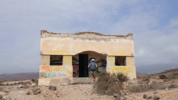 Backpacker Człowiek Wchodzi Budynku Graffitis Starym Opuszczonym Niedokończonym Sanatorium Abades — Wideo stockowe