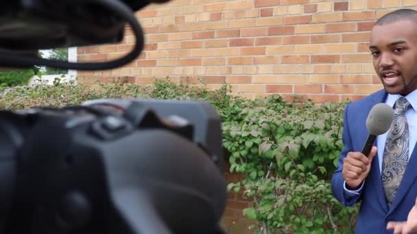 African American Male News Reporter Microphone Κάνοντας Ζωντανή Αναφορά Για — Αρχείο Βίντεο