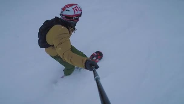 Snowboarder Con Una Mochila Hace Camino Hacia Abajo Montaña Durante — Vídeos de Stock