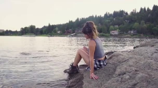 可爱的嬉皮士女孩坐在水边 — 图库视频影像
