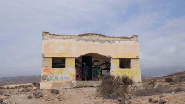Backpacker Człowiek Wychodzi Patrzy Przez Okno Budynku Graffitis Starym Opuszczonym — Wideo stockowe