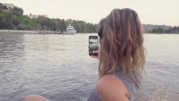 Linda Chica Hipster Tomando Fotos Teléfonos Inteligentes Borde Del Agua — Vídeos de Stock