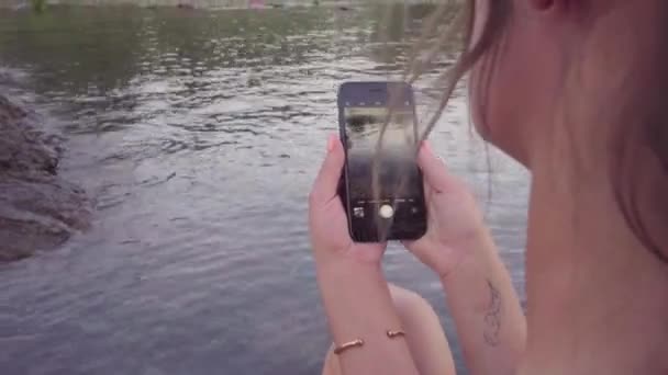 Roztomilý Hipster Dívka Fotografování Vody Místním Parku — Stock video