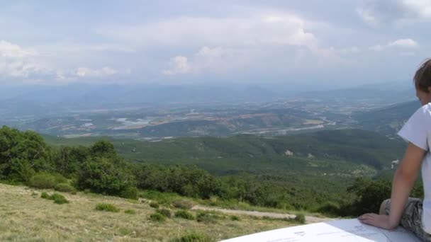 Kind Sitzt Und Blickt Über Die Berge — Stockvideo