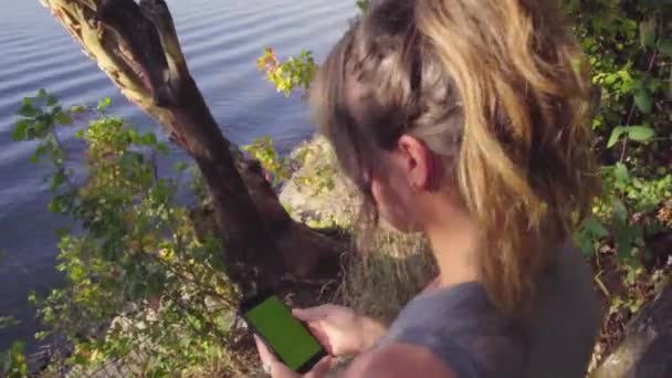 Schattig Hipster Meisje Knikken Praten Haar Telefoon — Stockvideo