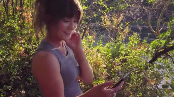 Nettes Hipster Mädchen Der Natur Gespräch Mit Jemandem Auf Ihrem — Stockvideo