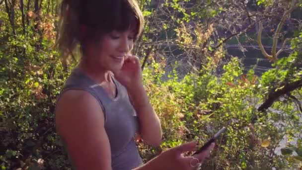 Linda Chica Hipster Naturaleza Hablando Con Alguien Teléfono — Vídeo de stock