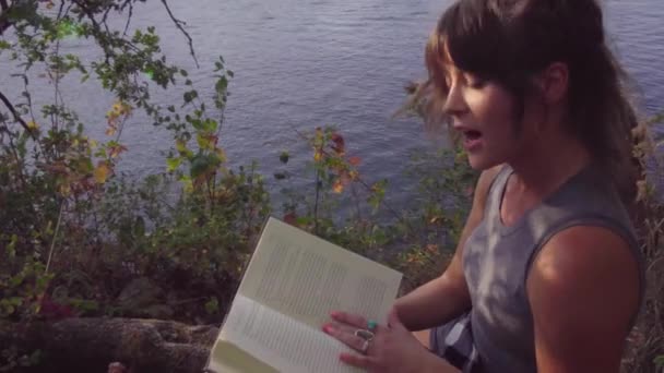 Симпатичная Хипстерша Читает Книгу Камеру Местном Парке Реки — стоковое видео