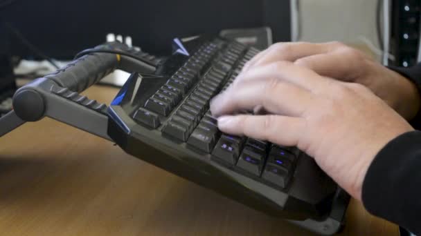 Man Använder Tangentbord Och Skrivare — Stockvideo